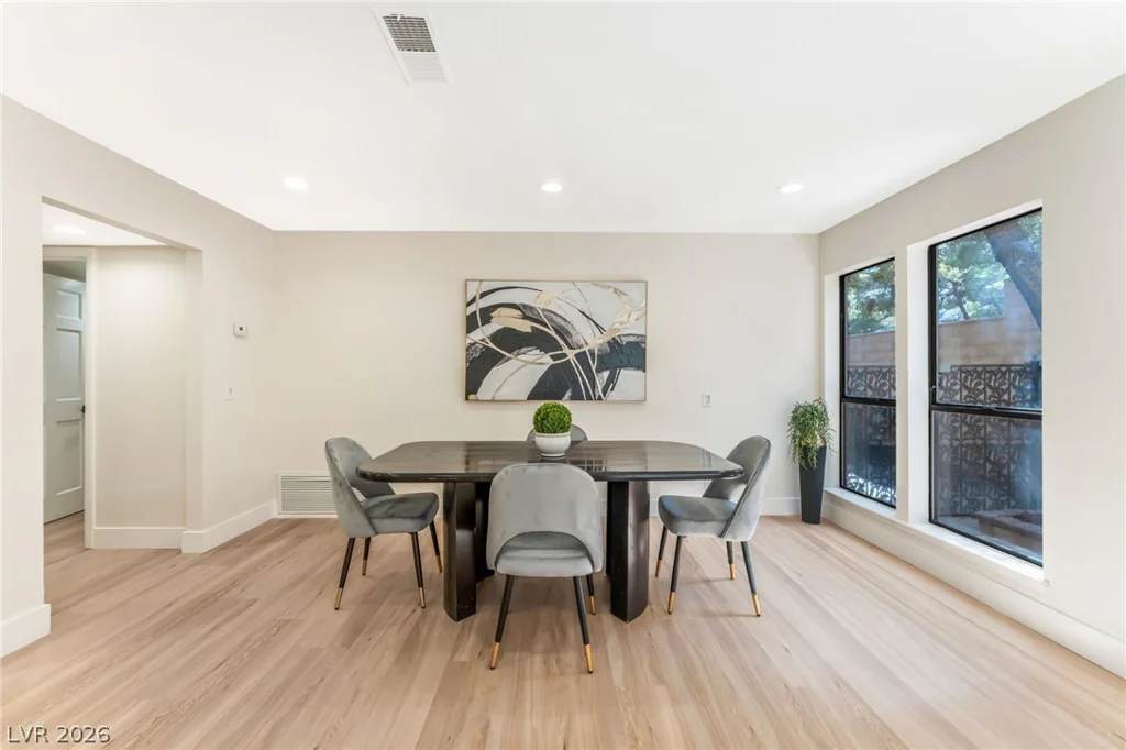 976 Pinehurst, Las Vegas, NV 89109