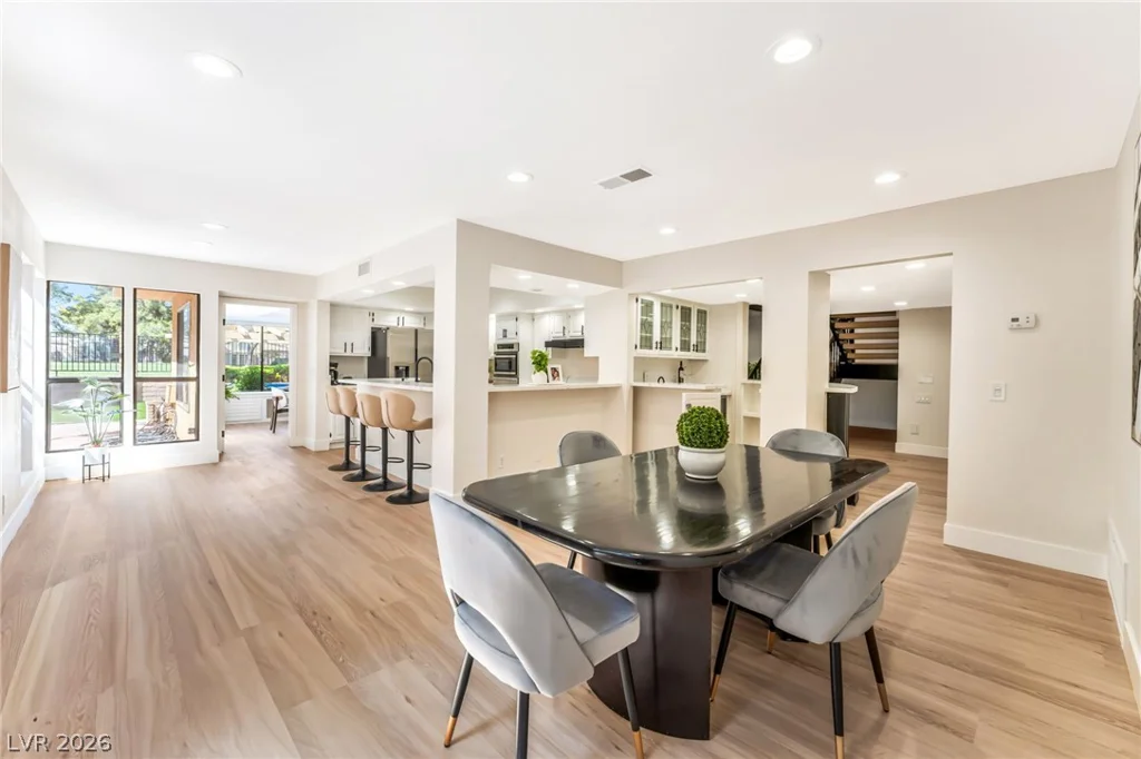 976 Pinehurst, Las Vegas, NV 89109