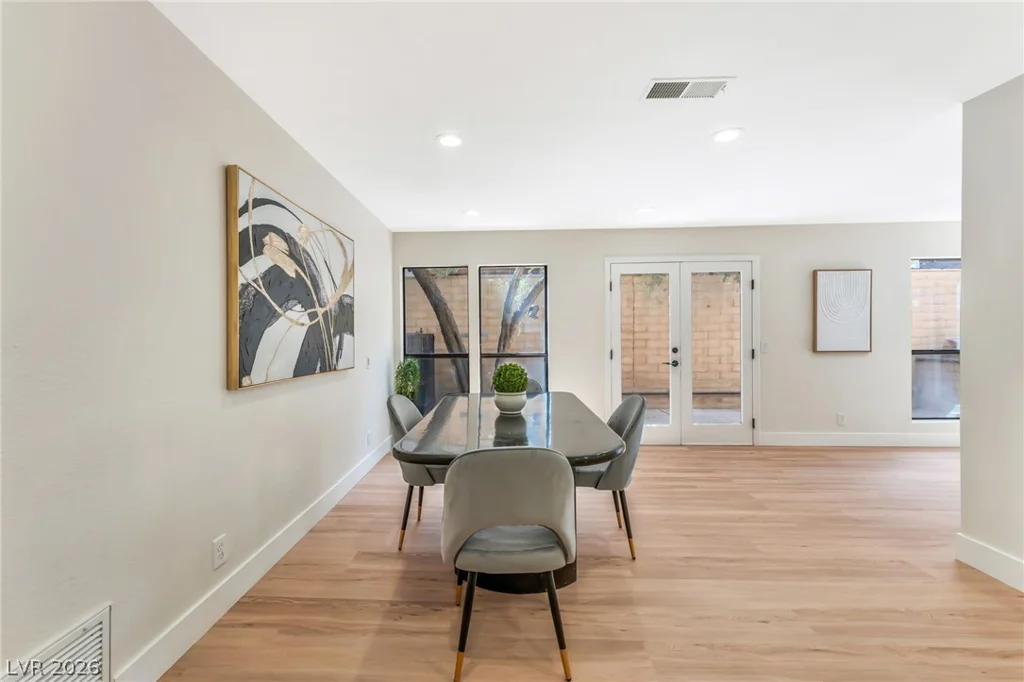 976 Pinehurst, Las Vegas, NV 89109