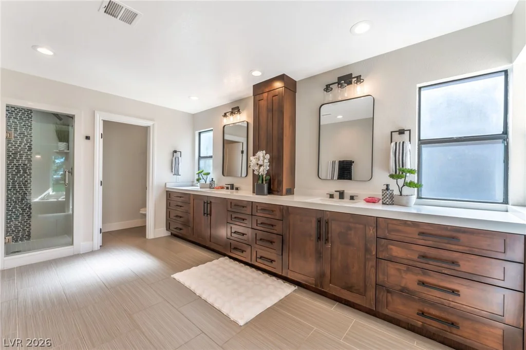 976 Pinehurst, Las Vegas, NV 89109