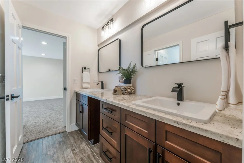 976 Pinehurst, Las Vegas, NV 89109