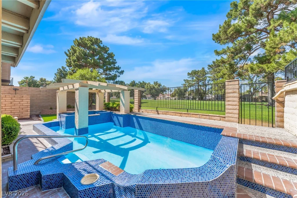 976 Pinehurst, Las Vegas, NV 89109