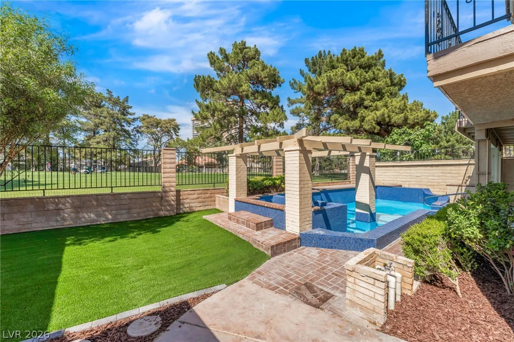 976 Pinehurst, Las Vegas, NV 89109