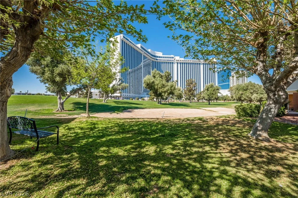 976 Pinehurst, Las Vegas, NV 89109