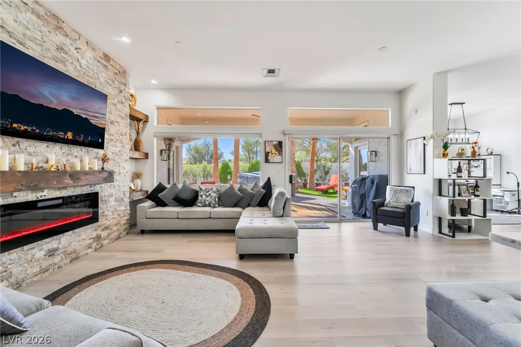10001 Cresent Creek, Las Vegas, NV 89134