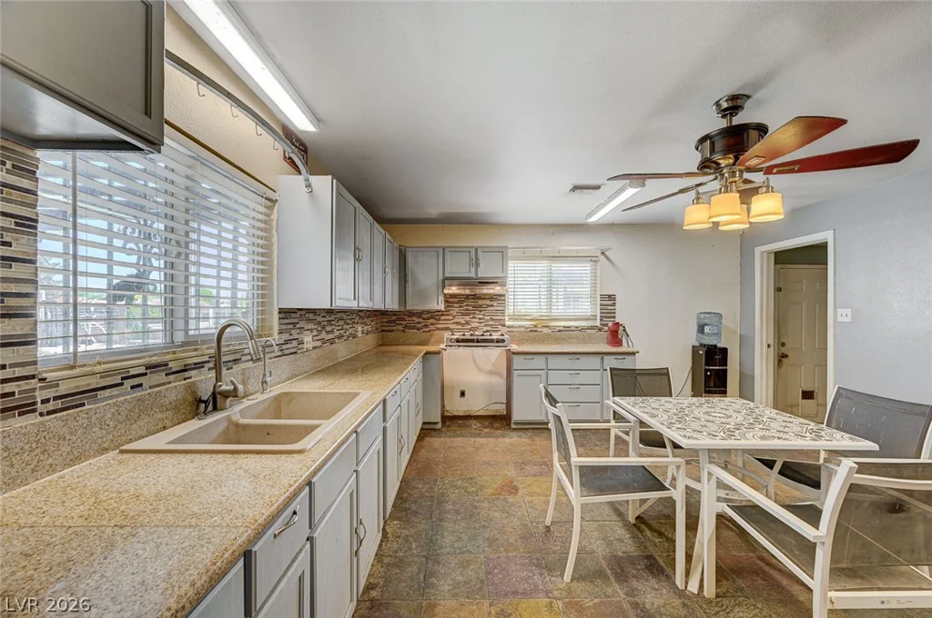 1555 Bledsoe, Las Vegas, NV 89110