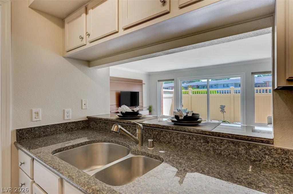 2845 Loveland, Las Vegas, NV 89109