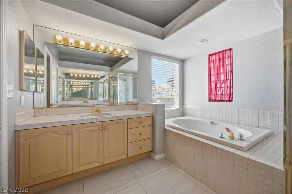8105 Lake Hills, Las Vegas, NV 89128