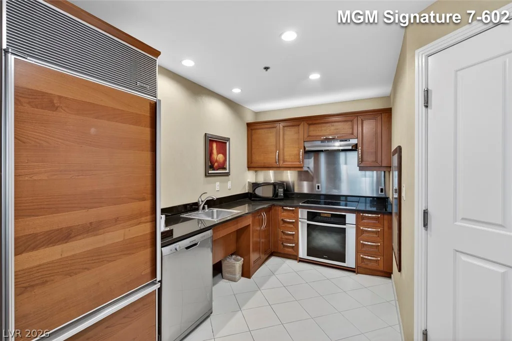 145 Harmon, Las Vegas, NV 89109