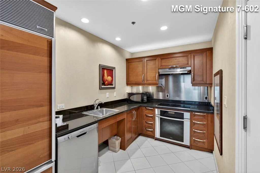 145 Harmon, Las Vegas, NV 89109