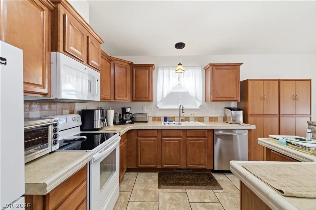 841 Montecito, Pahrump, NV 89048