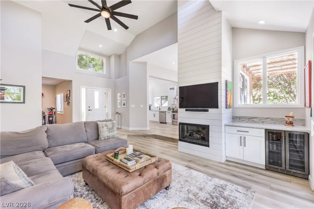 8211 Round Hills, Las Vegas, NV 89113