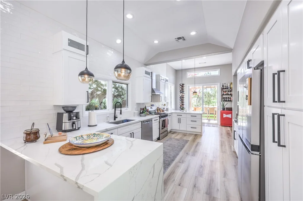 8211 Round Hills, Las Vegas, NV 89113