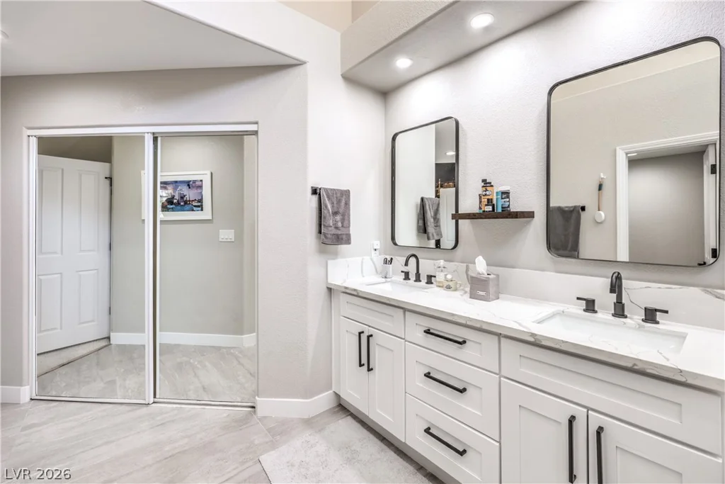 8211 Round Hills, Las Vegas, NV 89113