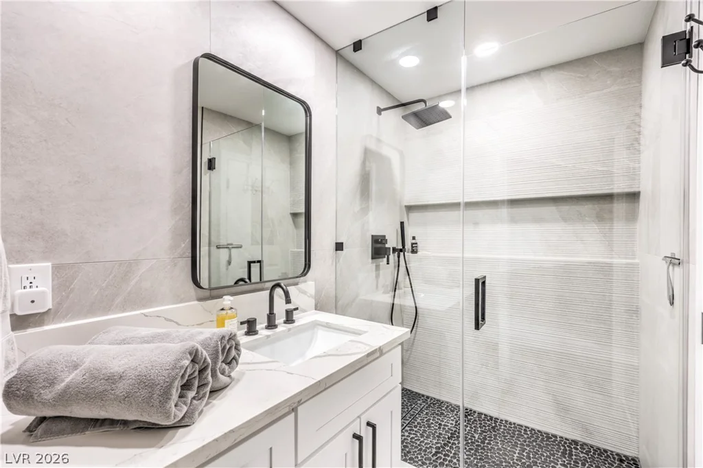 8211 Round Hills, Las Vegas, NV 89113