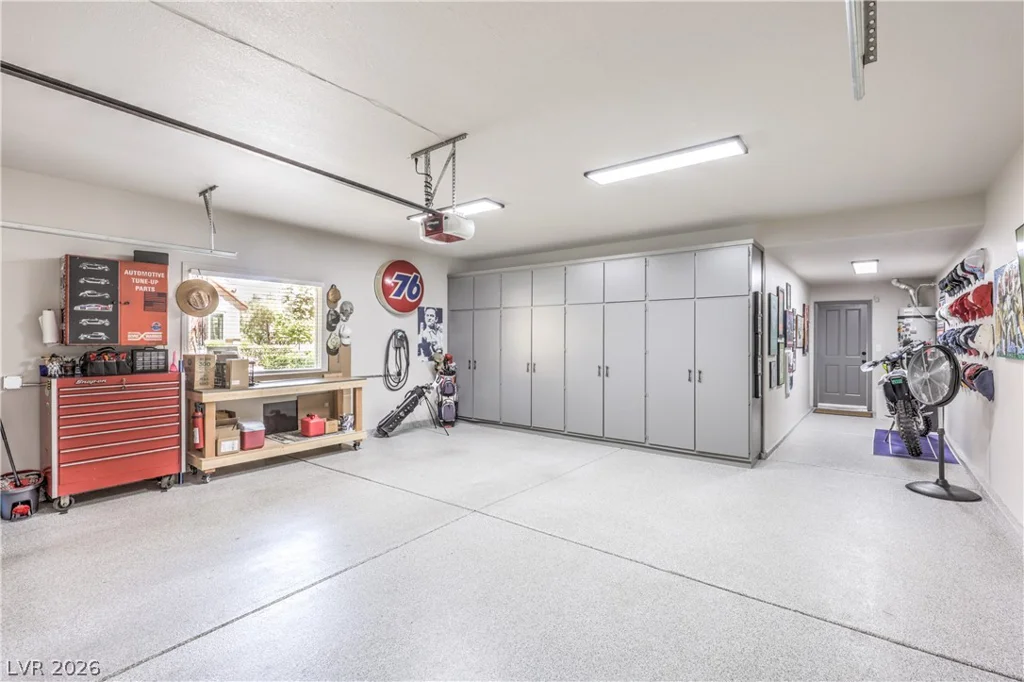 8211 Round Hills, Las Vegas, NV 89113