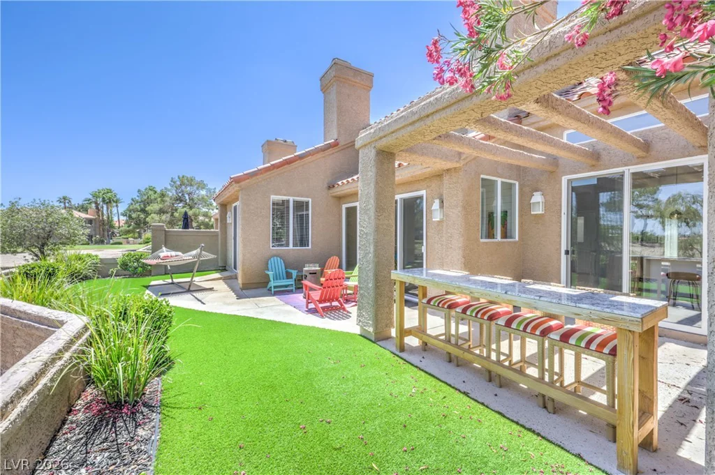 8211 Round Hills, Las Vegas, NV 89113
