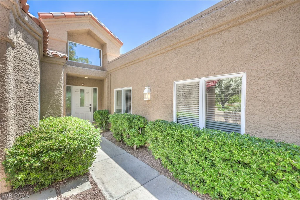 8211 Round Hills, Las Vegas, NV 89113