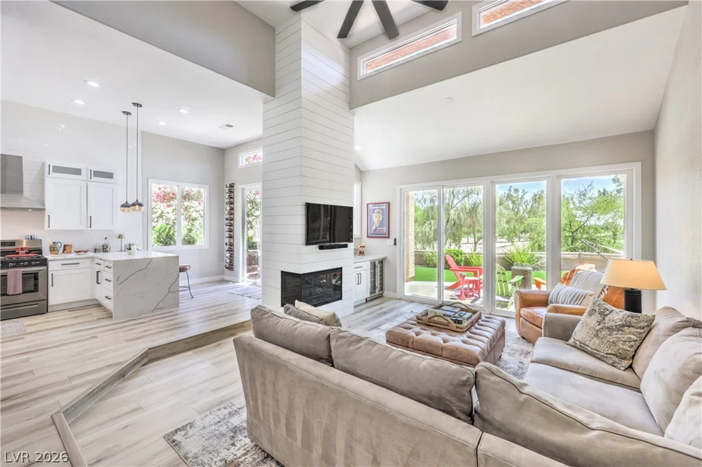 8211 Round Hills, Las Vegas, NV 89113