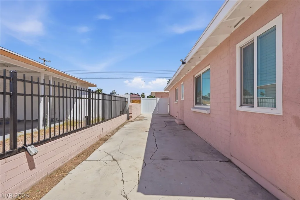 2105 Santa Paula, Las Vegas, NV 89104