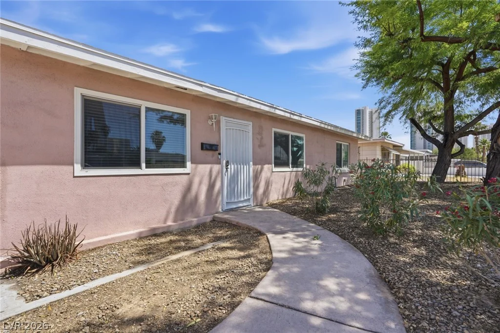 2105 Santa Paula, Las Vegas, NV 89104
