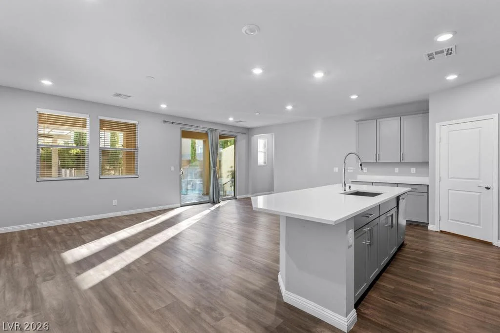 909 Riverlawn, Las Vegas, NV 89138