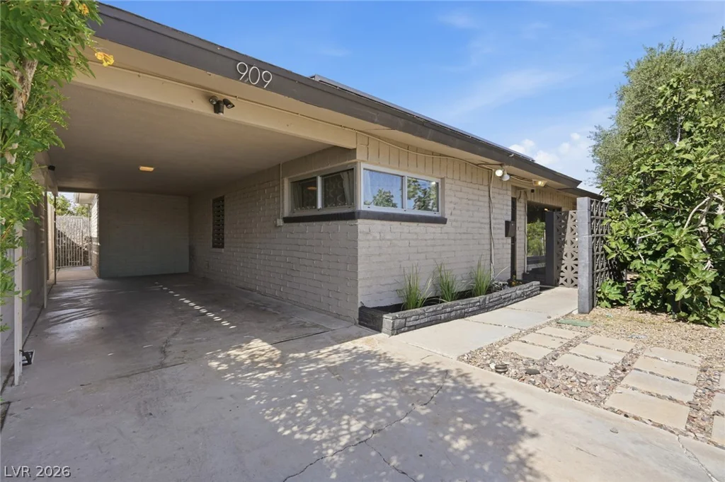 909 Canosa, Las Vegas, NV 89104