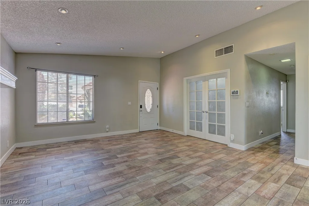 5701 Capitola, Las Vegas, NV 89108