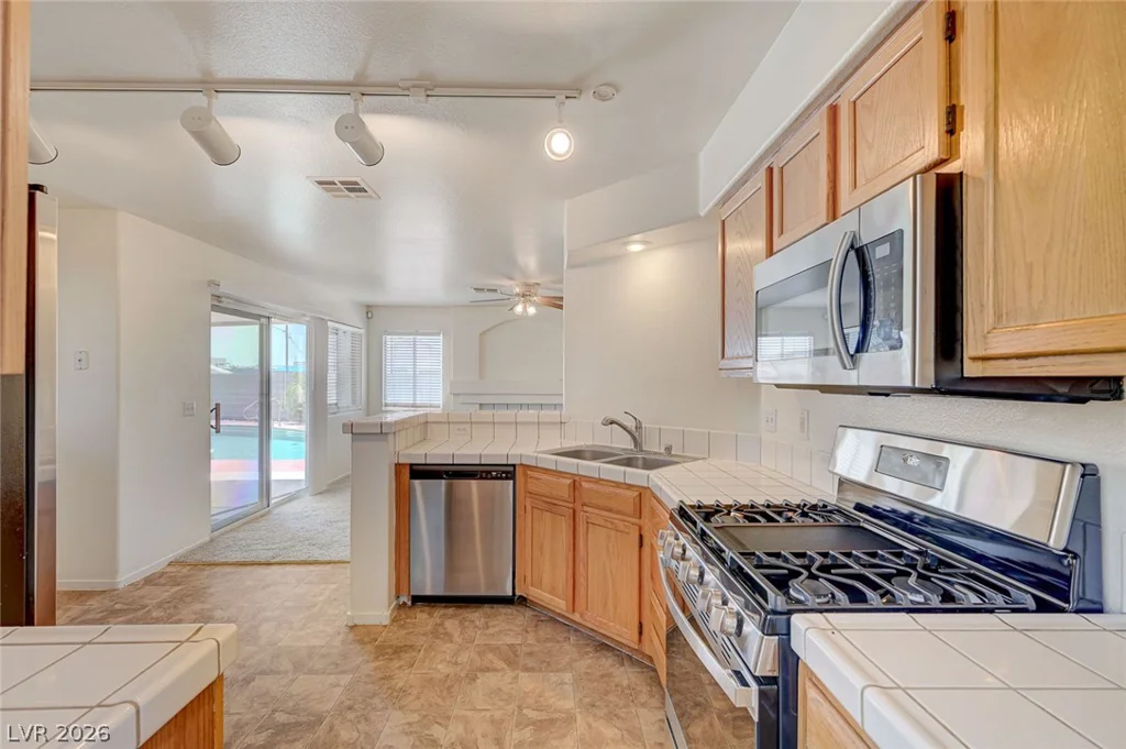 2462 Cavern Cove, Las Vegas, NV 89156