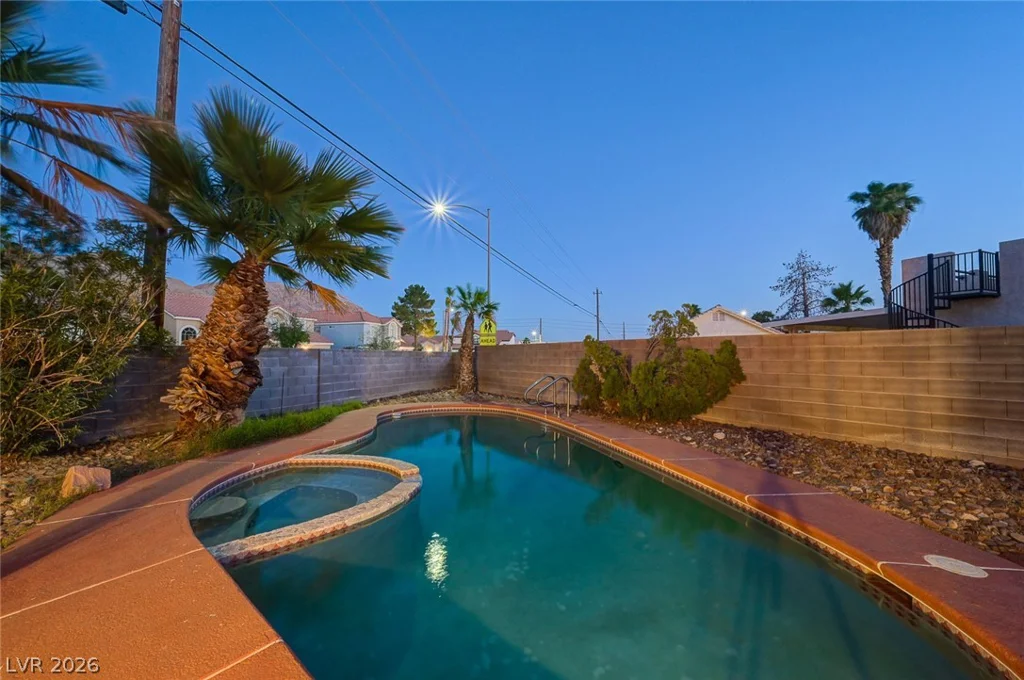 2462 Cavern Cove, Las Vegas, NV 89156