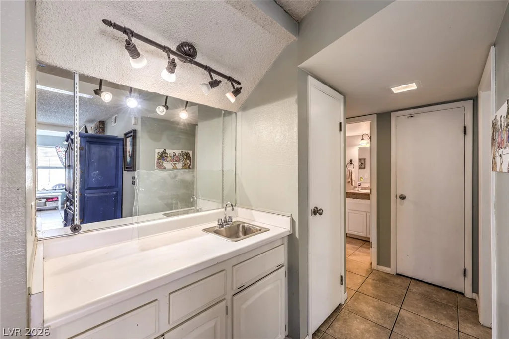 3930 Kamden, Las Vegas, NV 89119