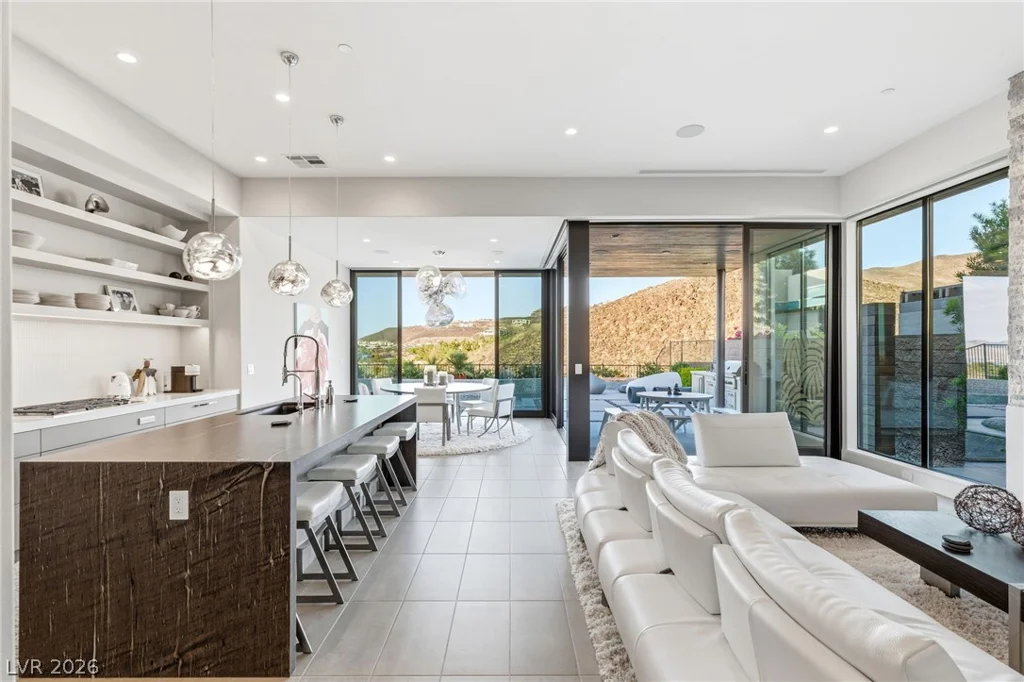 676 Scenic Cliff, Henderson, NV 89012