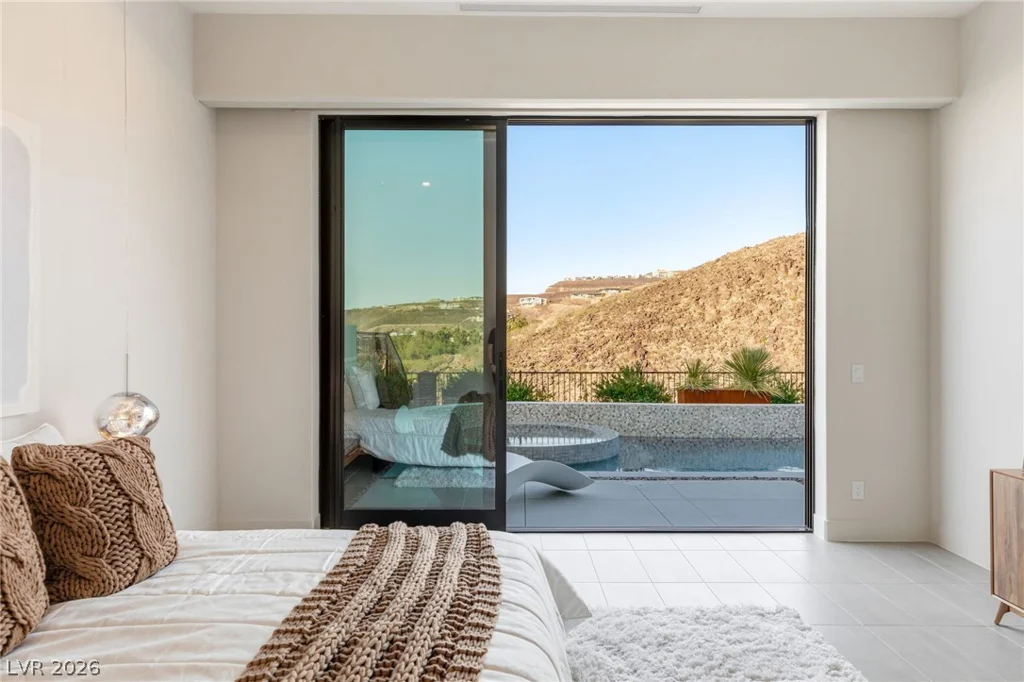 676 Scenic Cliff, Henderson, NV 89012