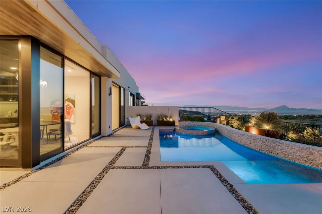 676 Scenic Cliff, Henderson, NV 89012