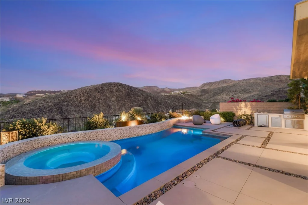 676 Scenic Cliff, Henderson, NV 89012