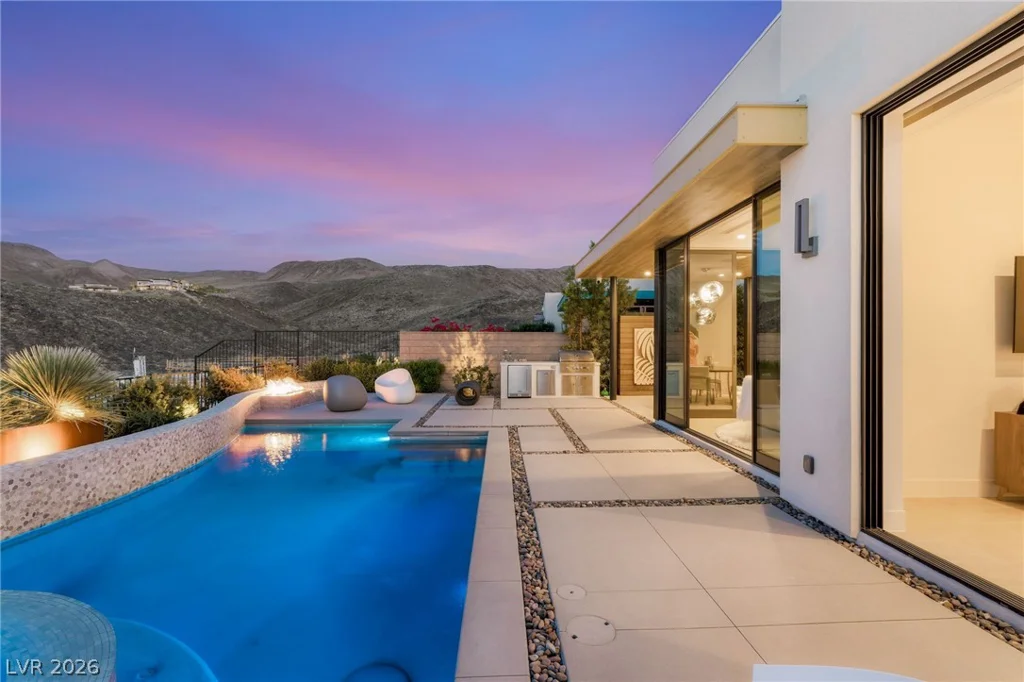 676 Scenic Cliff, Henderson, NV 89012
