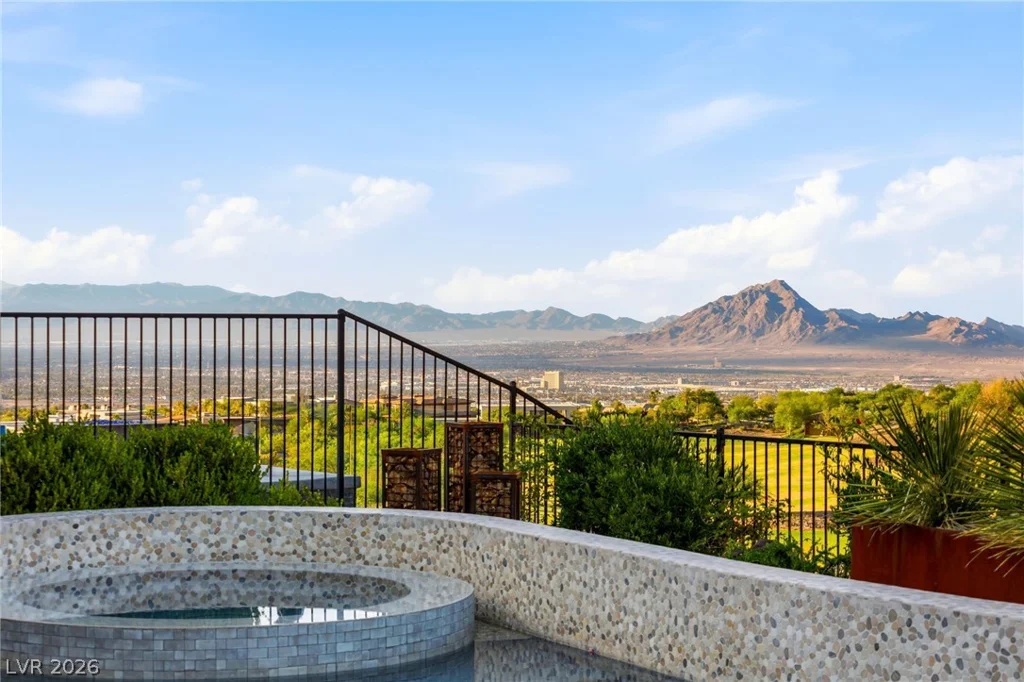 676 Scenic Cliff, Henderson, NV 89012