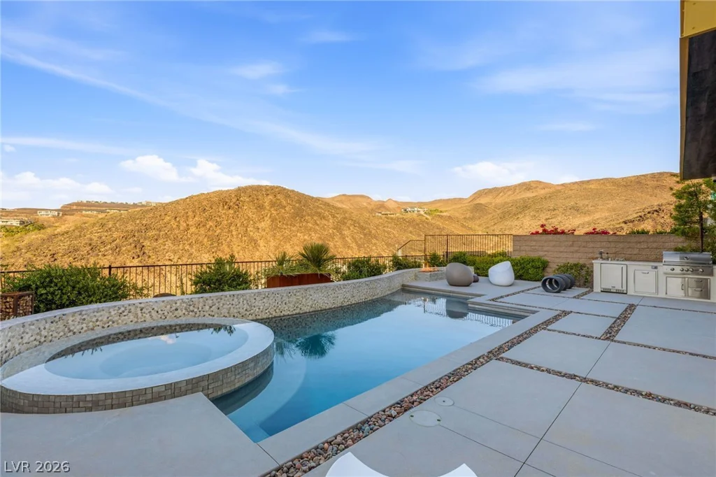 676 Scenic Cliff, Henderson, NV 89012