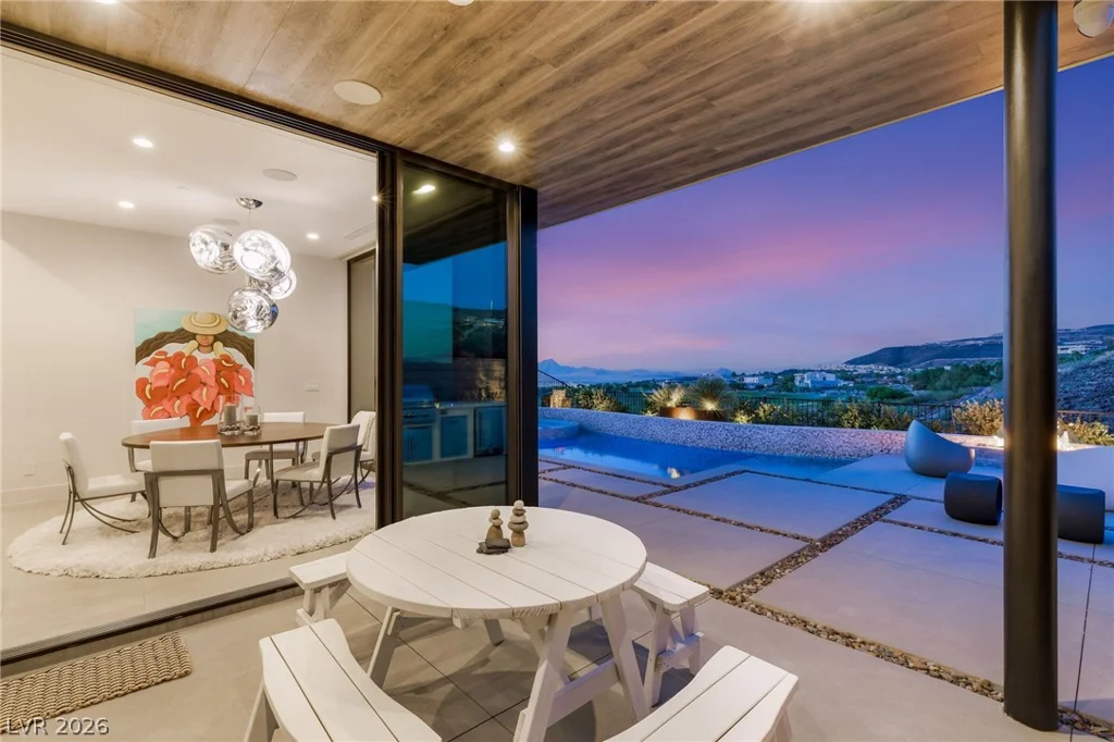 676 Scenic Cliff, Henderson, NV 89012