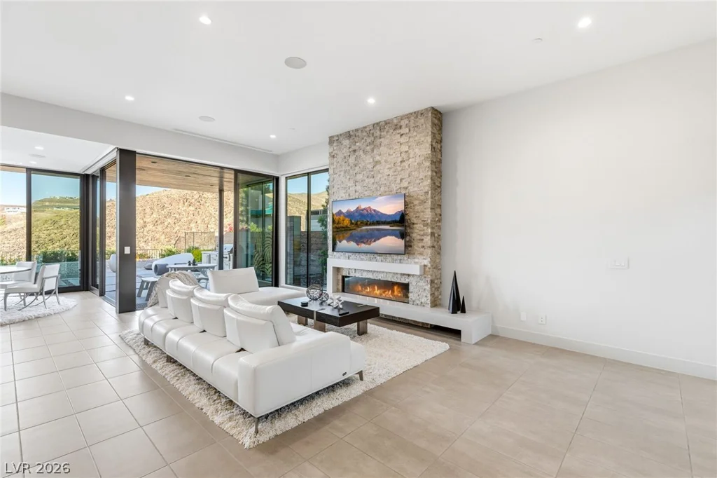 676 Scenic Cliff, Henderson, NV 89012