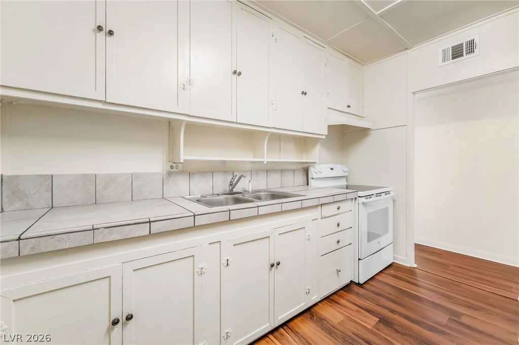 2 California, Henderson, NV 89015