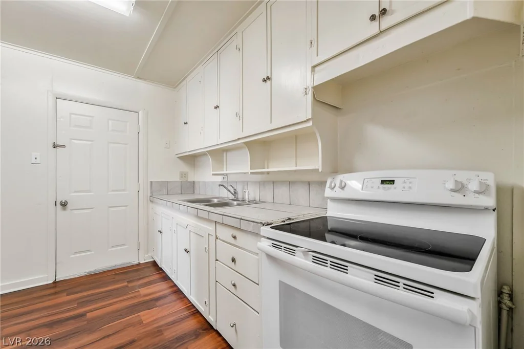 2 California, Henderson, NV 89015