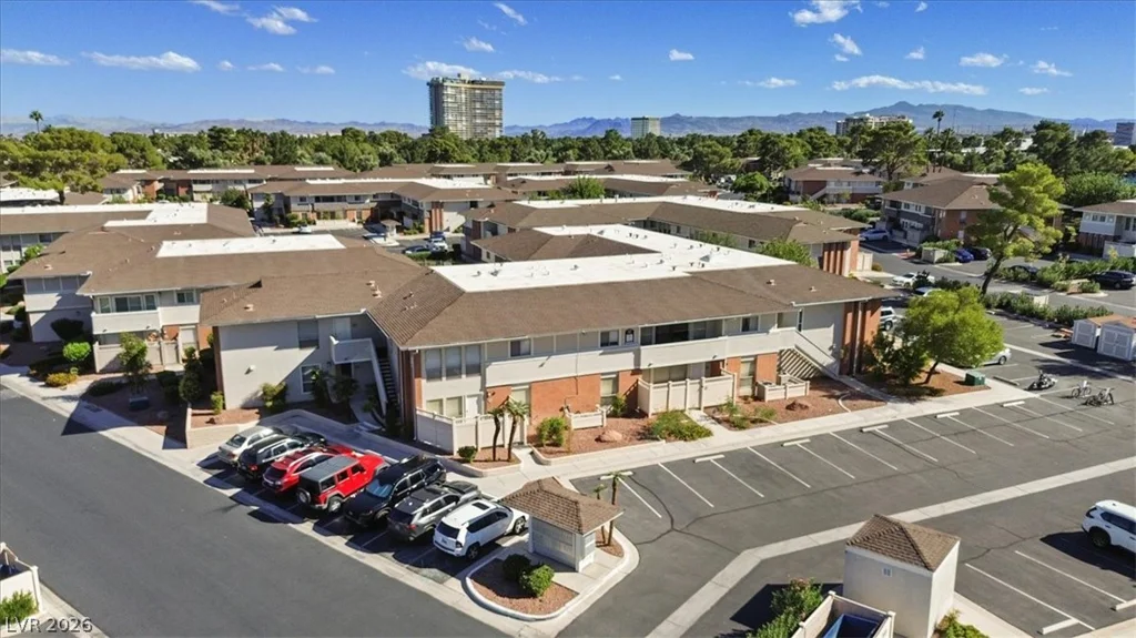 669 Oakmont, Las Vegas, NV 89109