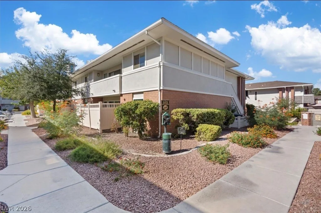 669 Oakmont, Las Vegas, NV 89109