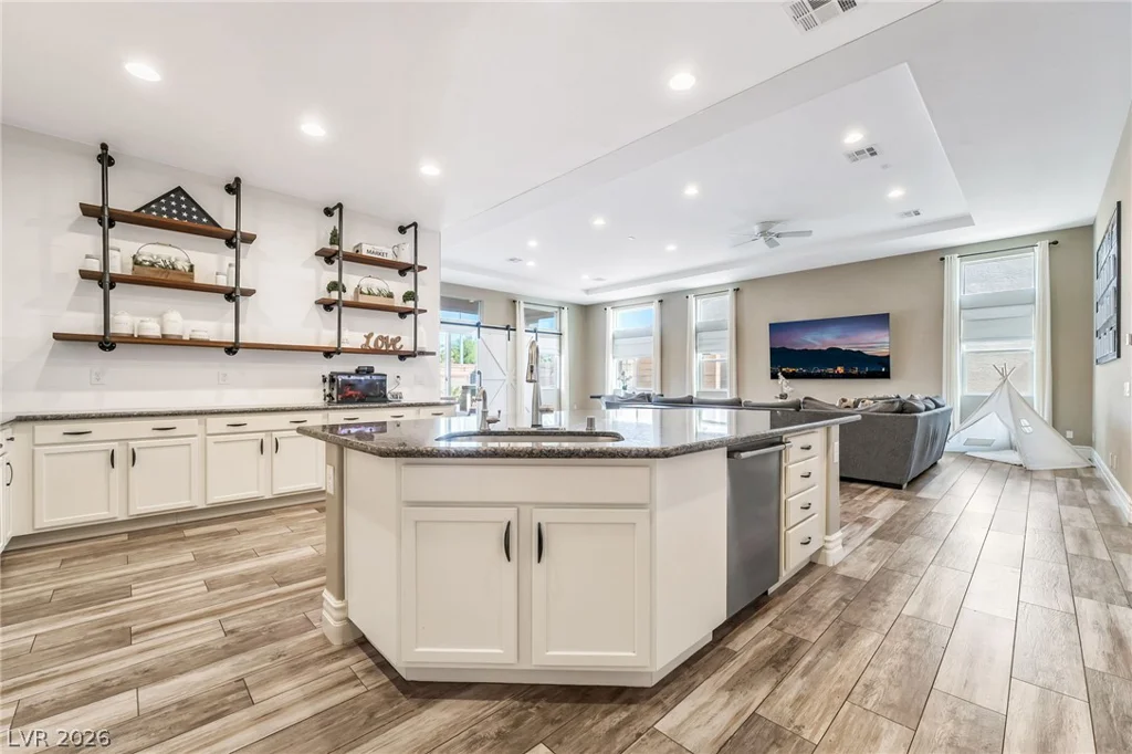 5781 Douglas Everett, Las Vegas, NV 89120