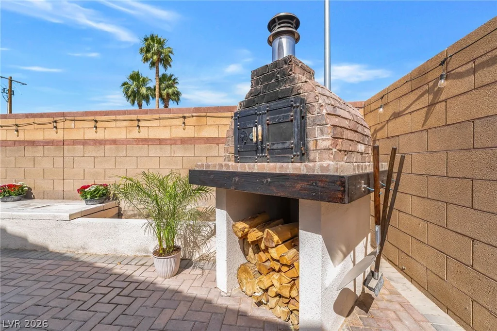 5781 Douglas Everett, Las Vegas, NV 89120
