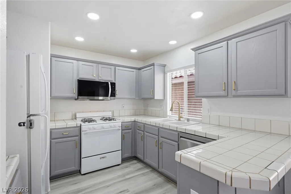 7630 Glorietta Bay, Las Vegas, NV 89139