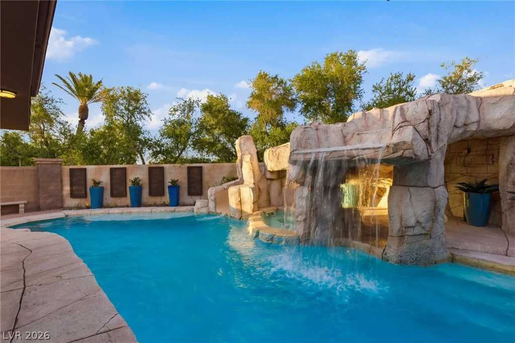 2960 American River, Las Vegas, NV 89135