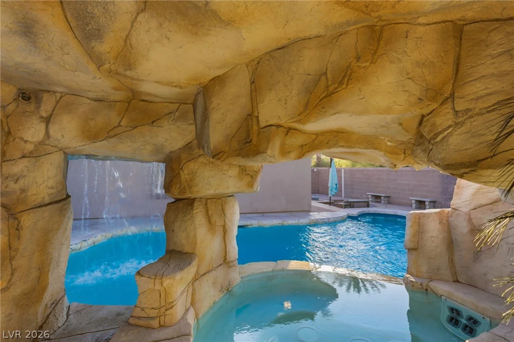 2960 American River, Las Vegas, NV 89135