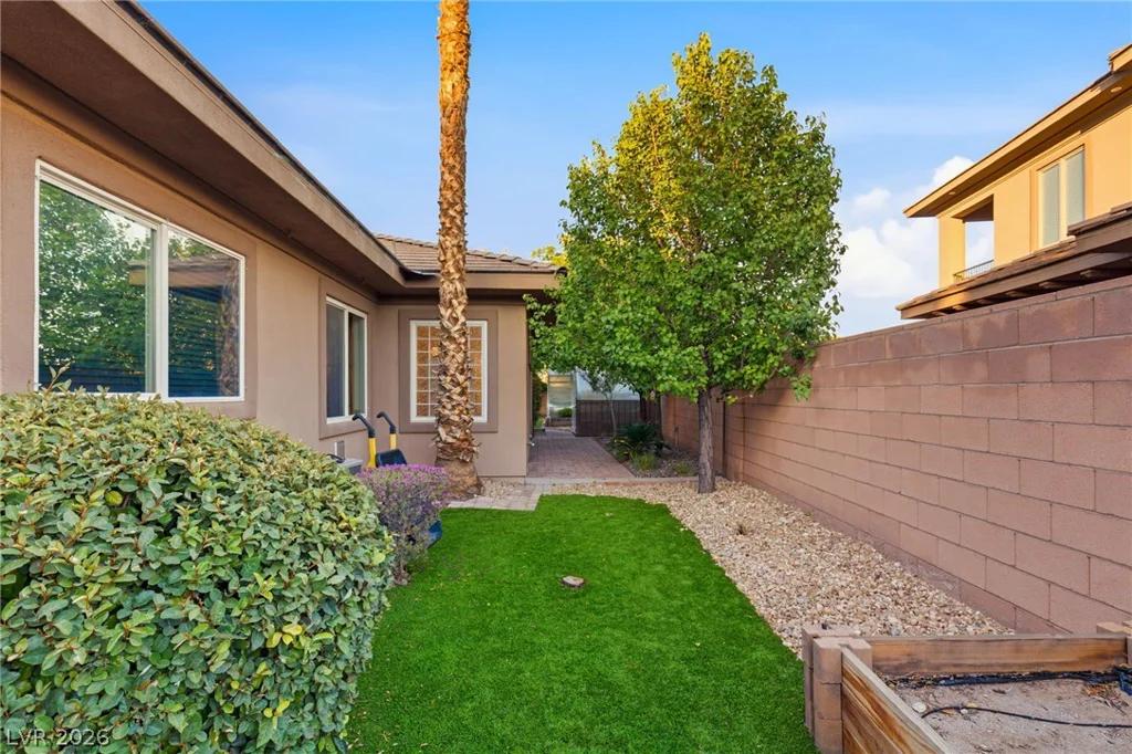 2960 American River, Las Vegas, NV 89135